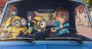 Die Agentin Lucy Wilde setzt zwei Minions mit ihrem Elektroschocker au&szlig;er Gefecht.