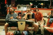 Noch ist ihre Welt in Ordnung: Die drei Bowlingfreunde Donny (Steve Buscemi), Walter (John Goodman) und der "Dude" (Jeff Bridges, v.r.) gehen ihrer Lieblingsbesch&auml;ftigung nach.