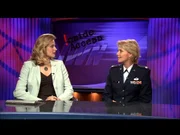 Julia Donovan (Kendall Cross, li.) interviewt Col. Samantha Carter (Amanda Tapping)...