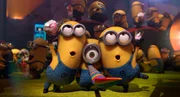 Die Minions, Gru's kleine Helfer, feiern eine Party.
