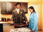 Remington (Pierce Brosnan) und Laura (Stephanie Zimbalist) machen eine seltsame Entdeckung: ein Fisch steckt voller Diamanten.