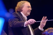 Das Orchestre National de France wird von St&eacute;phane Den&egrave;ve geleitet.
