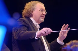 Das Orchestre National de France wird von St&eacute;phane Den&egrave;ve geleitet.