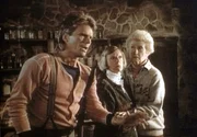 MacGyver (Richard Dean Anderson, l.) und die beiden Schwestern Faith (Natalie Core, M.) und Hope (Helen Page Camp, r.) befinden sich im Keller ihrer Pension.