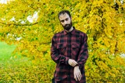 Gabriel Mair (Buonomemes) posiert f&uuml;r ein Foto w&auml;hrend des Kabaretts von ServusTV "Beim Kammerhofer" (Pilotfolge) mit Walter Kammerhofer in der Hofb&uuml;hne Tegernbach in Bad Schallerbach, &Ouml;sterreich am 14. Oktober 2025.