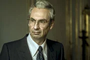 Aldo Moro (Fabrizio Gifuni) muss auf dem Weg zur Umsetzung des „historischen Kompromisses“ viele Hindernisse überwinden. Die politische Zukunft Italiens hängt von seiner Überzeugungskraft ab. Aldo Moro (Fabrizio Gifuni) muss auf dem Weg zur Umsetzung des „historischen Kompromisses“ viele Hindernisse überwinden. Die politische Zukunft Italiens hängt von seiner Überzeugungskraft ab.