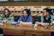 Katerstimmung: Der "Dude" (Jeff Bridges, li.) ist Opfer einer Verwechslung geworden  mit unangenehmen Folgen. Die Ratschl&auml;ge seiner Freunde Donny (Steve Buscemi, Mi.) und Walter (John Goodman, re.) sind zwar gut gemeint, aber nicht wirklich brauchbar.