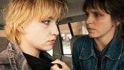 Die gewaltbereite Aktivistin Nina Glanz (Bineta Hansen, l.) wird von Dorfpolizistin Lesly Fuhlendorf (Caroline Erikson, r.) zur Rede gestellt. Welches Geheimnis verbindet die beiden Frauen?