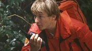 Sanit&auml;ter Berger (Serge Falck) steht in Funkverbindung mit dem Medicopter. Er und Dr. L&uuml;dwitz sind aufgebrochen, um den Verletzten zu bergen.