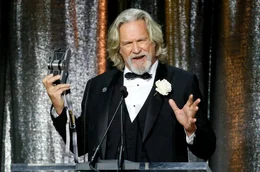 Jeff Bridges nahm am 9. Februar 2019 im Hollywood & Highland Center ein Foto von der Menge auf, als er bei den 33. &bdquo;American Society of Cinematographers Awards&ldquo; mit einem Preis ausgezeichnet wurde.