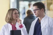 Dr. Franziska Ruhland (Gunda Ebert, l.); Dr. Elias B&auml;hr (Stefan Ruppe, r.)