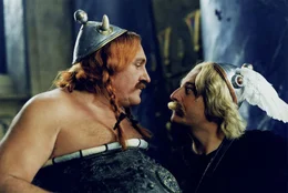 Asterix (Christian Clavier, re.), Obelix (G&eacute;rard Depardieu, li.) und Miraculix machen sich mit dem Zaubertrank auf den Weg nach &Auml;gypten, um beim Bau des Palastes zu helfen.