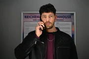 Mika (Daniel Noah) muss sich spontan Unterst&uuml;tzung von au&szlig;en holen, um seinen Plan voranzutreiben.