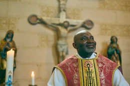 Der in Nigeria geborene Priester Uchenna Aba arbeitet seit zehn Jahren als katholischer Seelsorger in Goch-Kessel am Niederrhein.