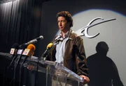 Alec Colson (Charles Shaughnessy) gibt in einer Pressekonferenz an, dass er Beweise f&uuml;r au&szlig;erirdisches Leben besitzt und sie bald ver&ouml;ffentlichen m&ouml;chte...