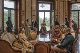Betty Rothschild (Daniela Zacherl, mitte am Fenster) in ihrem Pariser Salon.