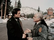 Ben Wilkinson (James Whitmore, r.) ist verzweifelt. Er weiß nicht, ob sein Sohn bei einem Manöver getötet wurde oder noch lebt. Nick Ryder (Joe Penny) will ihm Klarheit verschaffen. Ben Wilkinson (James Whitmore, r.) ist verzweifelt. Er weiß nicht, ob sein Sohn bei einem Manöver getötet wurde oder noch lebt. Nick Ryder (Joe Penny) will ihm Klarheit verschaffen.