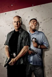 Die Detectives Jimmy Monroe (Bruce Willis, l.) und Paul Hodges (Tracy Morgan) halten seit vielen Jahren die New Yorker Stra&szlig;en von gro&szlig;en und kleinen Ganoven frei. Doch pl&ouml;tzlich sieht sich das Cop-Duo einem gnadenlosen Gangster gegen&uuml;ber...