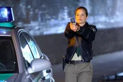 Gerade erst im Dienst, muss die neue Kollegin Claudia (Susan Sideropoulos) ihre erste Bew&auml;hrungsprobe meistern, als zwei maskierte M&auml;nner einen Polizeitransporter &uuml;berfallen...