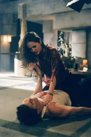 Faith (Eliza Dushku, oben) hat Angel (David Boreanaz) in der Hand und will ihn zwingen, gemeinsame Sache mit ihr zu drehen.