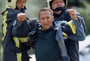 Der Feuerwehrmann Matthias Jasper wird Opfer eines Anschlags. Zun&auml;chst gibt es keine Erkl&auml;rung f&uuml;r den gewaltsamen Tod des jungen Mannes. Da entdecken die Ermittler eine geheime Akte, aus der hervorgeht, dass Jaspers kriminellen Machenschaften auf der Spur war. Im Bild: Tom ist in einer brennenden Fabrikhalle. Die Feuerwehrm&auml;nner m&uuml;ssen Semir (Erdogan Atalay, Mi.) festhalten, damit er bei dem Versuch Tom zu retten, sich nicht selber auch noch in Lebensgefahr bringt.