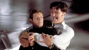 James Bond (Roger Moore, l.), Jaws (Richard Kiel)