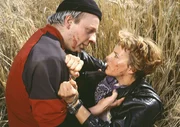 Der "Skorpion" (Burkhard C. Kosminsky) hat Biggi (Sabine Petzl) in seine Gewalt gebracht und mit Handschellen gefesselt.