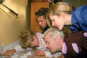 Da ist der Beweis - ein Rattenloch! Nikola (Mariele Millowitsch, l.) hatte also doch recht. Stephanie (Friederike Grasshoff, r.), Tim (Oliver Reinhard, unten) und Peter (Eric Benz) staunen nicht schlecht.