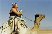 Nur nicht seekrank werden: Obelix (G&eacute;rard Depardieu) hofft, dass sein kleiner Hund Idefix die Reise auf dem Kamel gut &uuml;bersteht.