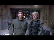 Carter (Amanda Tapping, re.) geht mit Alec Colson (Charles Shaughnessy, li.) durch das Stargate...