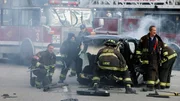 Ein Autowrack wird geborgen, v.li.: Taylor Kinney als Kelly Severide, Miranda Rae Mayo als Stella Kidd, Alberto Rosende als Gallo, Christian Stolte als Mouch