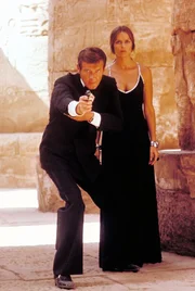 James Bond (Rober Moore, lks.) und Anya Amasova (Barbara Bach, lks.) entdecken den "Bei&szlig;er" (nicht im Bild).