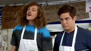 Blake Henderson (Blake Anderson, l.); Adam DeMamp (Adam DeVine)