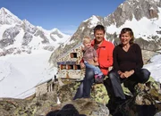 Das H&uuml;ttenwartpaar Peter und Debora Schwitter mit Tochter Joline vor der Oberaletschh&uuml;tte