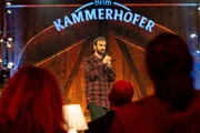 Gabriel Mair (Buonomemes) w&auml;hrend des Kabaretts "Beim Kammerhofer" (Pilotfolge) mit Walter Kammerhofer in der Hofb&uuml;hne Tegernbach in Bad Schallerbach, &Ouml;sterreich am 14. Oktober 2025.