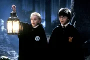 Draco (Tom Felton) und Harry (Daniel Radcliffe) entdecken im Verbotenen Wald eine finstere Gestalt, die gerade ein Einhorn gerissen hat.