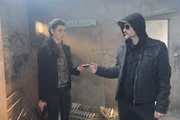 Nachdem Carla (Sarah M&uuml;hlhause, l.) klar geworden ist, dass in Toms Herz kein Platz mehr f&uuml;r sie ist, beschlie&szlig;t sie verletzt, ihn Strecker (Alexander Hauff, r.) zu &uuml;berlassen.