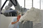 In Carrara lie&szlig;en Roger Michel und sein Team vom Institut f&uuml;r digitale Arch&auml;ologie (IDA) in Oxford eine exakte Replik des Pferdekopfes aus dem Giebel des Parthenon von einem Roboter mei&szlig;eln.