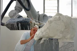 In Carrara lie&szlig;en Roger Michel und sein Team vom Institut f&uuml;r digitale Arch&auml;ologie (IDA) in Oxford eine exakte Replik des Pferdekopfes aus dem Giebel des Parthenon von einem Roboter mei&szlig;eln.