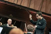 Das Lettische Nationale Symphonieorchester ist einer der Eckpfeiler der lettischen Nationalkultur. Der Dirigent Tarmo Peltokoski w&auml;hlte f&uuml;r sein Antrittskonzert Werke aus seiner Heimat Finnland, dem Gastgeberland Lettland und England.