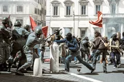 Italien, 1978: Die politischen Spannungen f&uuml;hren immer wieder zu gewaltsamen Ausschreitungen zwischen den Kommunisten und der Polizei.