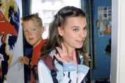 Markus' Schulkameradin Laura (Romy Maria Goehlich) stellt sich ganz h&ouml;flich Rita und Horst vor, w&auml;hrend Markus (Marius Theobald) darauf wartet, endlich mit ihr im Zimmer verschwinden zu k&ouml;nnen...