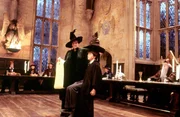 Professorin McGonagall (Maggi Smith) setzt Harry Potter (Daniel Radcliffe) den Sprechenden Hut auf. Er bestimmt jedes Jahr, auf welches der vier H&auml;user die neuen Erstkl&auml;ssler aufgeteilt werden.