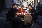 "Mozart und Meisel", "Hildes Lied." Meisels Gasthaus 'Zur Zukunft' hat wieder Hochbetrieb. Doch in die völlig ungewohnte Glücksphase platzt ein Bauunternehmer. Er will das Gasthaus kaufen und behauptet, Meisels Exfrau Hilde hätte ihren Anteil am Grundstück bereits veräußert. Doch Hilde ist verschwunden. Im Bild (v.li.): Götz Kauffmann (Meisel), Beatrix Wipperich (Lucy), Andreas Vitasek (Axel Mozart). "Mozart und Meisel", "Hildes Lied." Meisels Gasthaus 'Zur Zukunft' hat wieder Hochbetrieb. Doch in die völlig ungewohnte Glücksphase platzt ein Bauunternehmer. Er will das Gasthaus kaufen und behauptet, Meisels Exfrau Hilde hätte ihren Anteil am Grundstück bereits veräußert. Doch Hilde ist verschwunden. Im Bild (v.li.): Götz Kauffmann (Meisel), Beatrix Wipperich (Lucy), Andreas Vitasek (Axel Mozart).