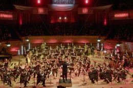 F&uuml;r das Konzert des Orchestre National de France verwandelt sich das Auditorium von Radio France in einen Gro&szlig;stadt-Boulevard mit Pariser Stra&szlig;enlaternen.