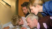 Da ist der Beweis - ein Rattenloch! Nikola (Mariele Millowitsch, l.) hatte also doch recht. Stephanie (Friederike Grasshoff, r.), Tim (Oliver Reinhard, unten) und Peter (Eric Benz) staunen nicht schlecht.
