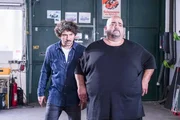 Manuel (Daniel Sellier, l.) bereitet sich zusammen mit Itchy (Hakan Orbeyi) auf seine kriminelle Nachtschicht vor.