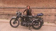 Richard Hammond mit einem klassischen Vincent Motorrad.