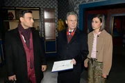 Nihat (Timur &Uuml;lker, l.), Gerner (Wolfgang Bahro) und Matilda (Anna-Katharina Fecher) erkennen, dass die Lage der Gerner Group immer kritischer wird.