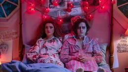 l-r: Lisa (Kathryn Newton), Die Kreatur (Cole Sprouse)